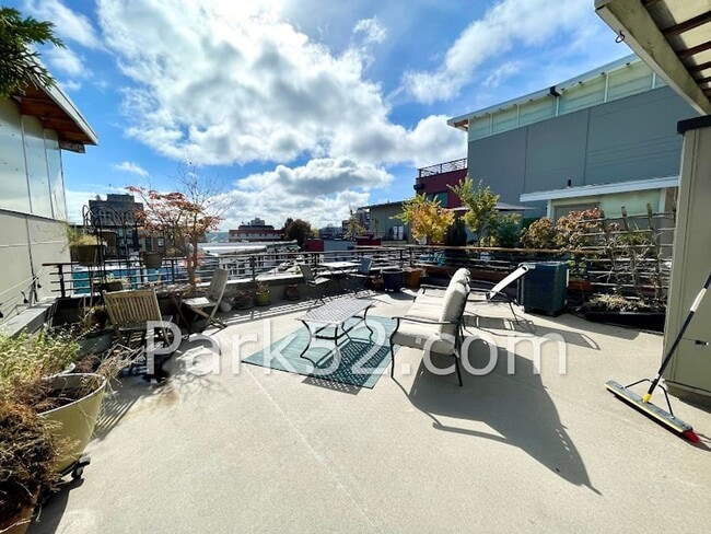 Building Photo - Downtown Tacoma Townhome!