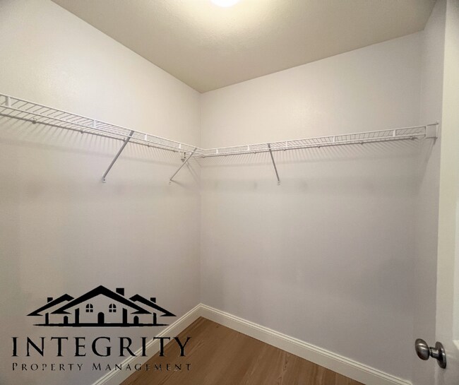 Building Photo - Fenced home close to West Gate of FLW!