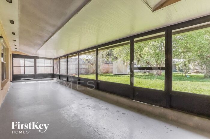 Building Photo - 1005 Greenbriar Dr