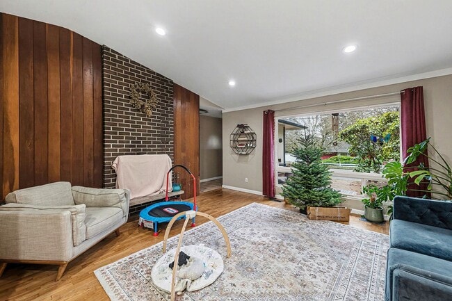 Building Photo - Charming 3-Bedroom Single-Family Home in Bellevue - $3,600!!