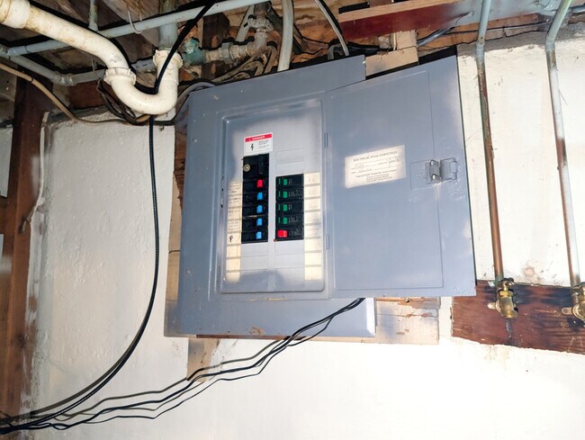 Building Photo - 7470 Sharon Dr