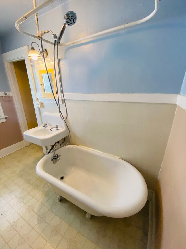 Building Photo - Private Room 714