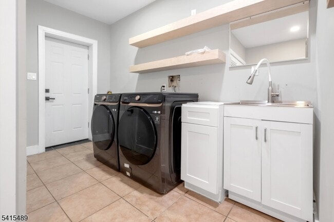 Building Photo - 475 Cedar Ln