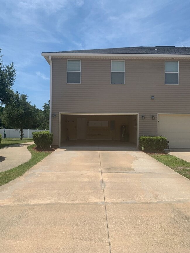 Building Photo - Spacious 3 Bed/2.5 Bath Townhome in Oakleaf