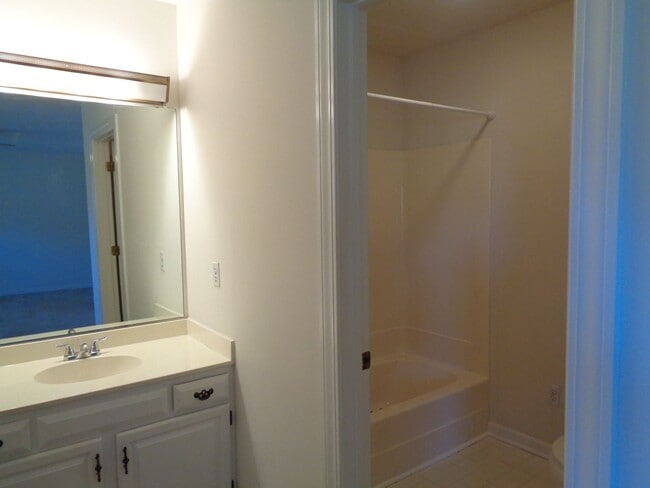 Building Photo - Peacehaven/Sherwood Forest Townhouse
