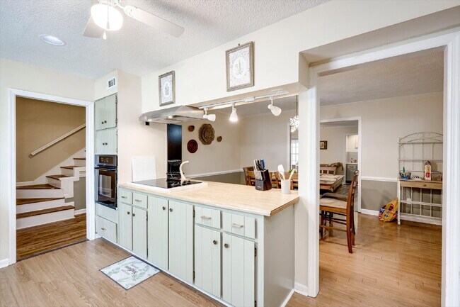 Building Photo - Fully Furnished Home