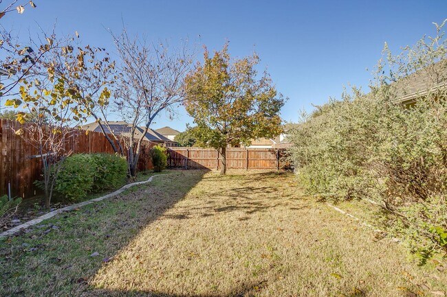 Building Photo - Beautiful Corner Lot Home in North Arlington-  3 Bed, 2 Bath- Ready for New Tenants- Arlington ISD