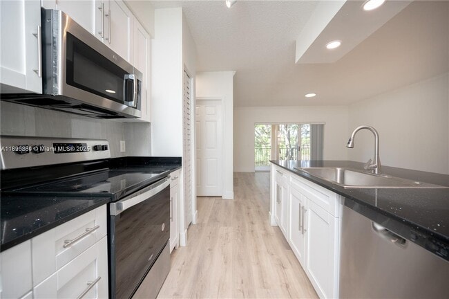 Building Photo - 2406 Centergate Dr