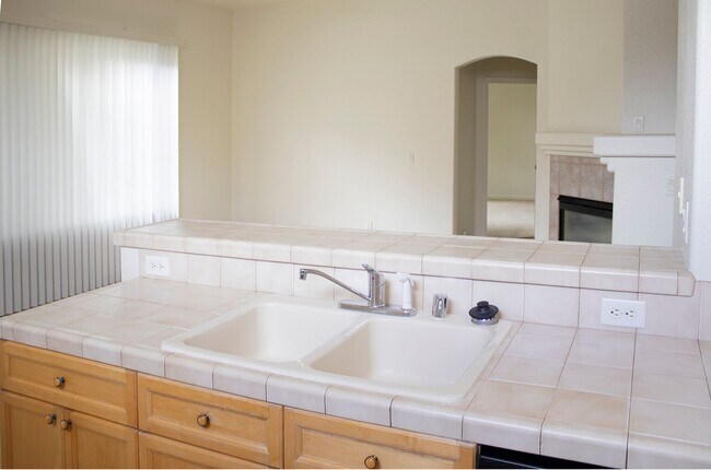 Building Photo - 3 bed 2 bath in Cimarron Wingfield Springs