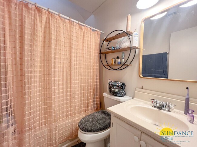 Building Photo - Centrally located and renovated Fort Walto...