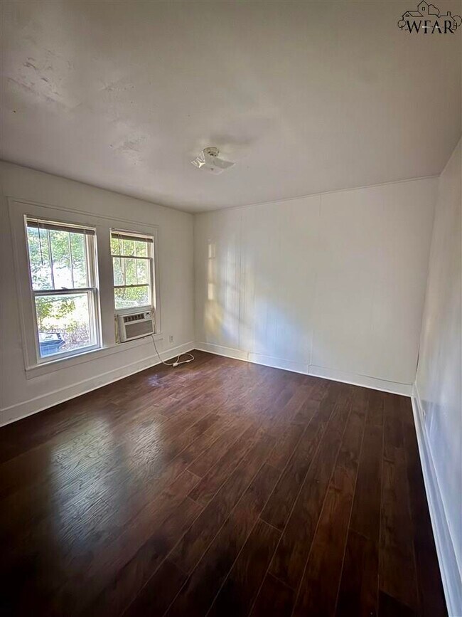 Building Photo - 2122 Yale Ave