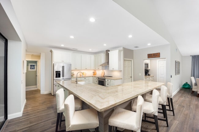 Building Photo - 3501 SE Kubin Ave