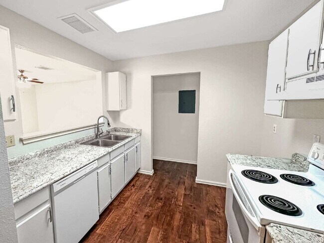 Building Photo - Cozy 2 Bedroom 2 Bath 1 Story Home