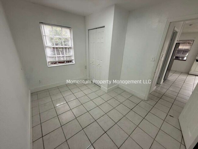 Building Photo - BEAUTIFUL & REMODELED 3/2 AVAILABLE NOW!!