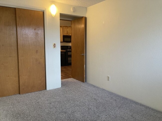 Building Photo - Lovely 2BR/1BA with large kitchen! Laundry...