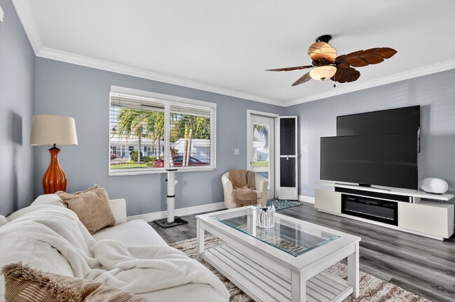 Building Photo - 2010 SW 6th Ave