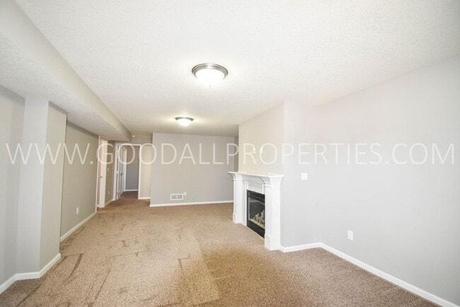 Building Photo - 4 Bedroom Detached Townhome in Waukee with Finished Basement