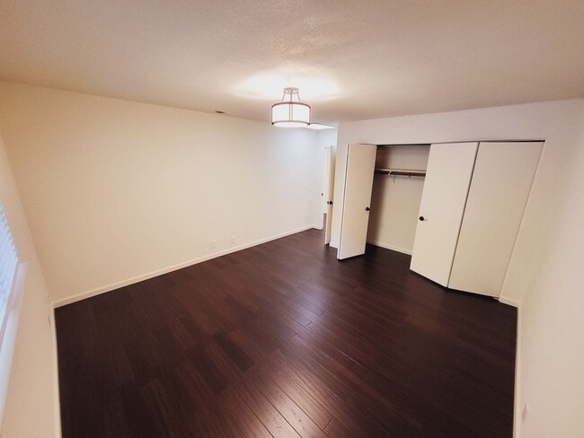 Building Photo - 1033 Meadow Way