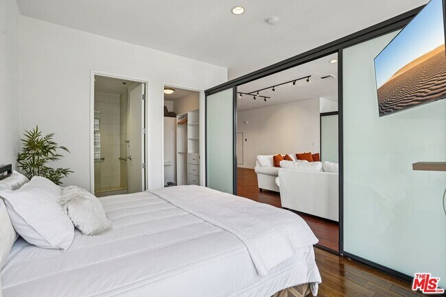 Building Photo - 801 S Grand Ave