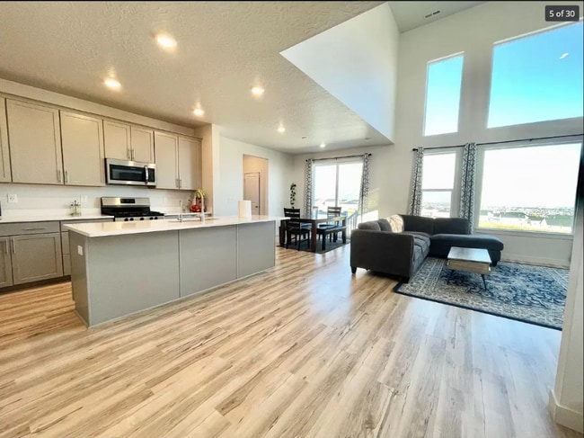 Building Photo - 2162 N Cloverleaf Wy