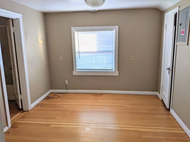 Building Photo - 2 bedroom, 2 bath Apartment with onsite la...