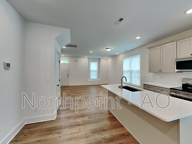 Building Photo - 513 Craven St