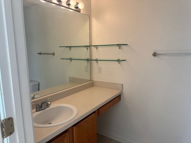 Building Photo - Great 2BR Townhome in Bellevue