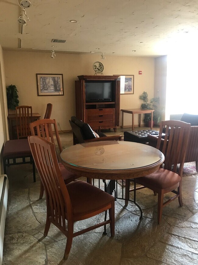 Building Photo - Gateway Condo - Fantastic Studio Unit close to Lifts & All Utilities Included