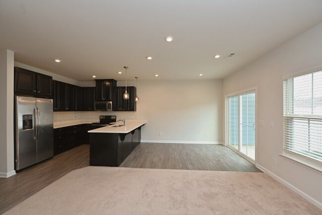 Building Photo - Luxury Townhome in a Prime Goodlettsville Location just Minutes to Nashville!