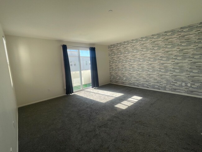 Building Photo - Spacious 4 Bedroom, 3.5 Bathroom Townhome