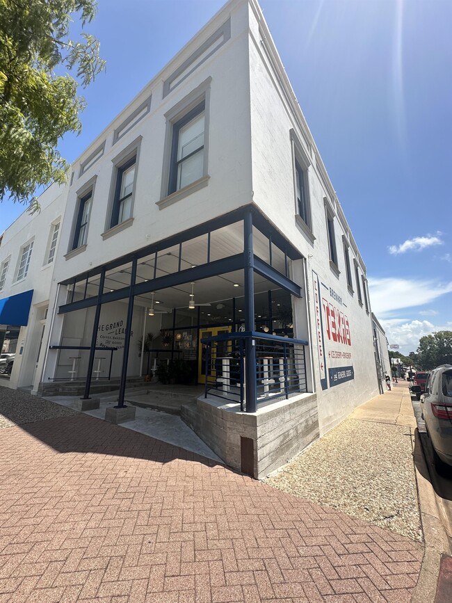 Building Photo - 102 E Alamo St