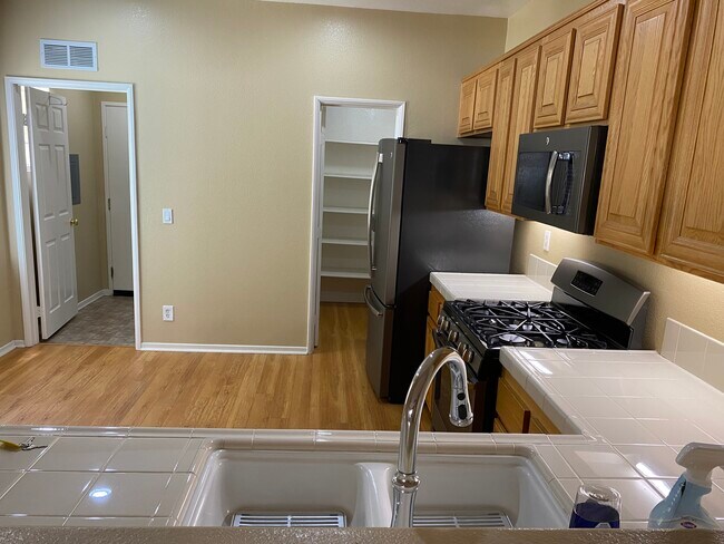 Building Photo - 638 Sumner Way