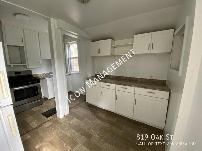 Building Photo - 819 Oak St