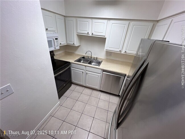 Building Photo - 3151 N Soaring Gulls Dr
