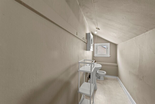 Building Photo - Private Room in Spacious 7-Bedroom, 3-Bath...