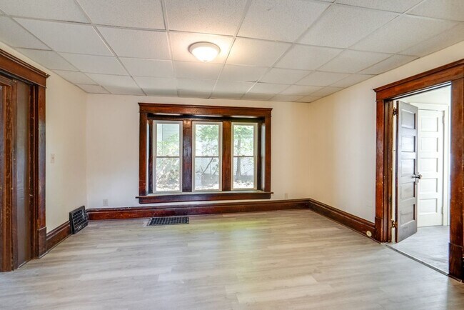 Building Photo - 485 Allyn St