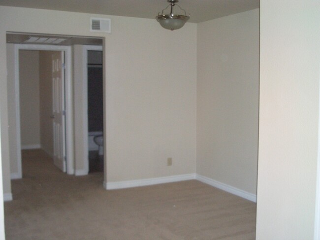 Building Photo - Centrally Located 1 Bedroom Condo in Guard...