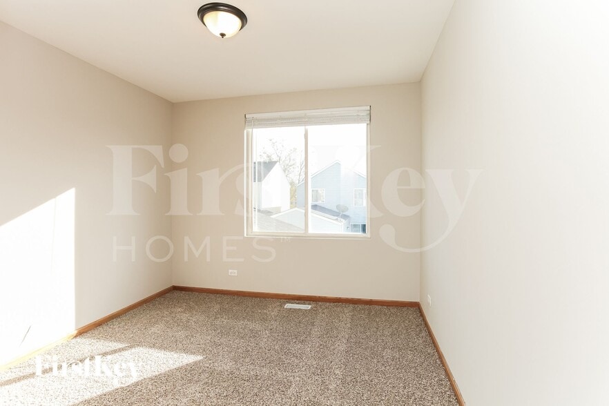 Building Photo - 932 Symphony Dr