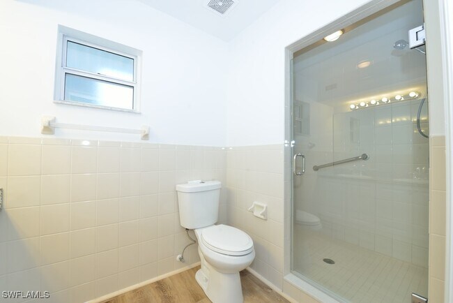 Building Photo - 800 S Golf Dr
