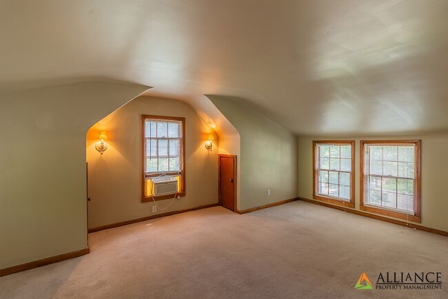 Building Photo - 360° VIRTUAL TOUR ~ Spacious home close to...