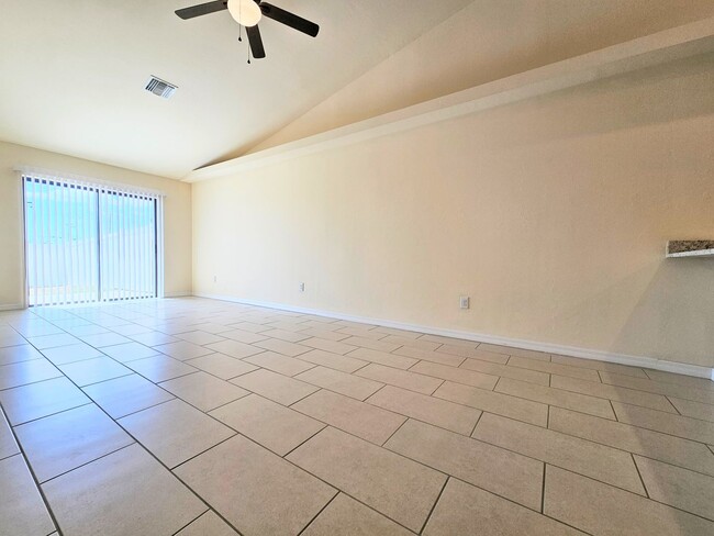 Building Photo - Stunning 3 Bed / 2 Bath Duplex w/ Garage –...