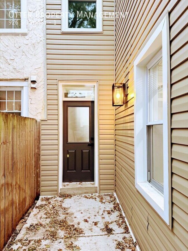 Building Photo - 926 S 15th St