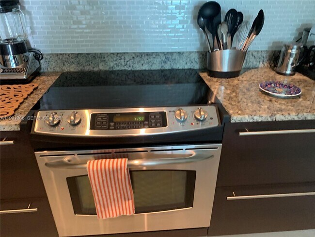 Building Photo - 950 Brickell Bay Dr