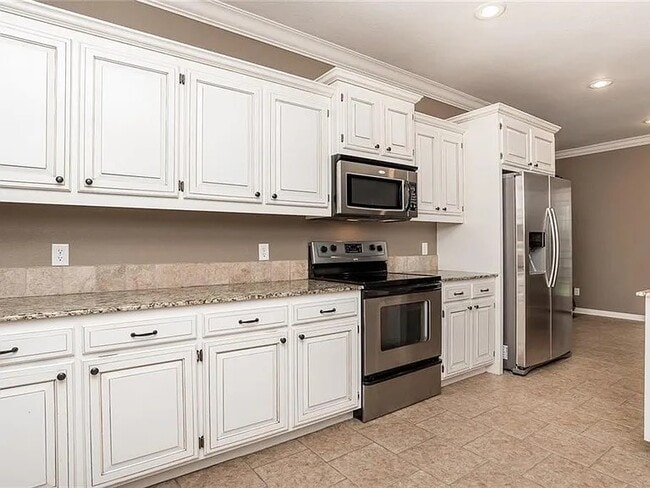 Building Photo - 1588 N Hazeltine Dr