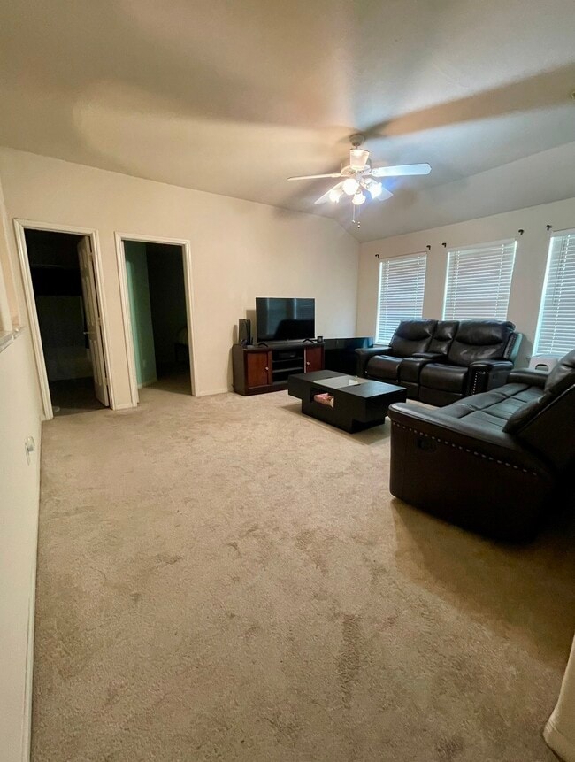 Building Photo - 931 N Sky Dr