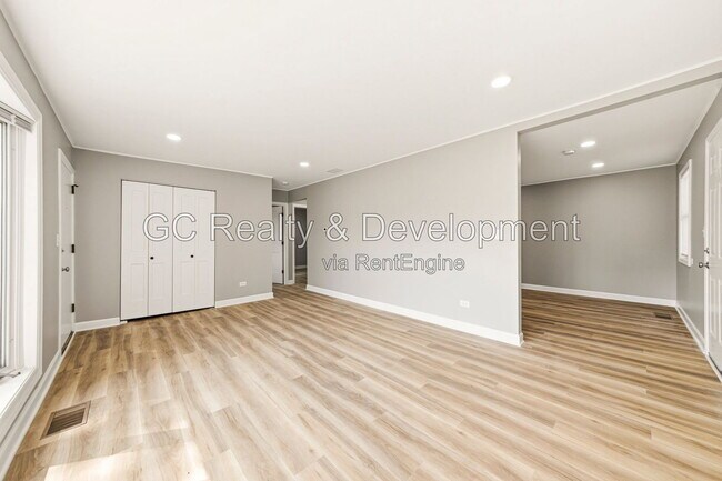 Building Photo - 2804 School Dr