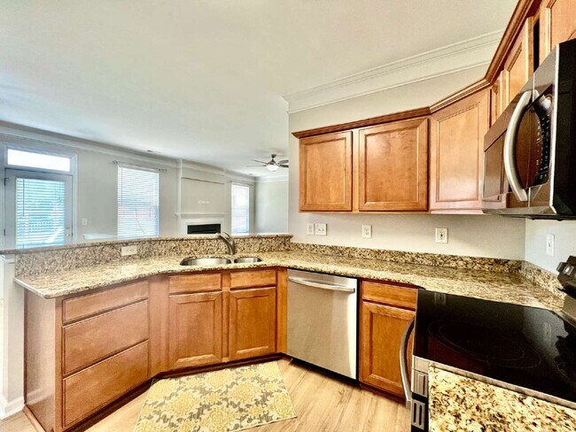 Building Photo - SPACIOUS 3 BEDROOMS!