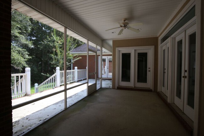 Building Photo - 212 North Cir