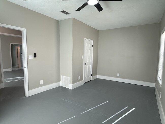 Building Photo - 728 W 39th St