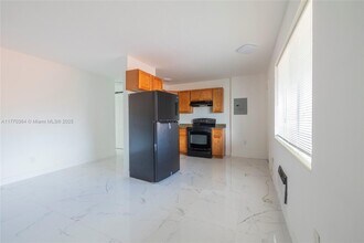 Building Photo - 979 SW 10th St